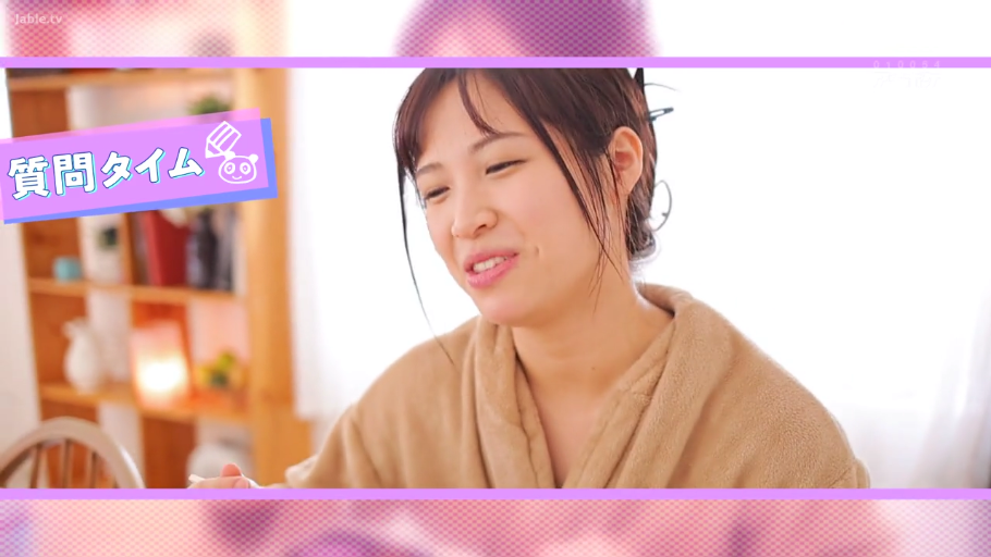 室内 · 坐姿 · 谈话 · 头部特写 · 眯眼微笑 · 棕色浴袍