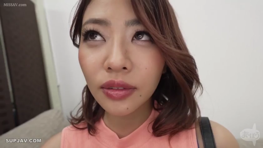 室内 · 顔部のクローズアップ · 凝視 · 抬头 · ピンクのノースリーブトップ · 翻白眼 · 成年女性