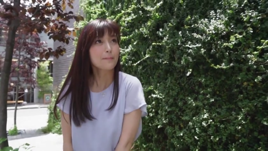 站姿 · 半身特写 · 注视 · 长发 · 自然微笑 · 浅紫色短袖上衣 · 户外绿植前