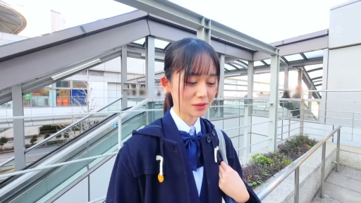 面部 · 憂鬱 · 蝶ネクタイ · 站立 · 行走 · 书包 · 日间 · 车站天桥