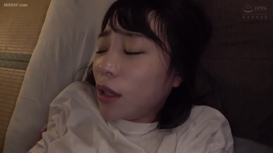 室内 · 枕头 · 仰卧 · 面部特写 · 高潮脸 · 白色T恤 · 受孕表情 · 黑色长发