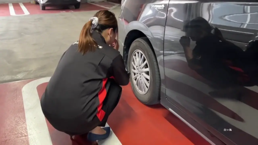 蹲姿 · 黑色长裤 · 汽车 · 停车场 · 背影特写 · 准备上车