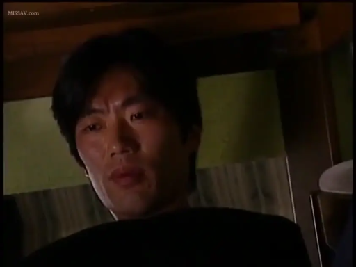 室内 · 严肃 · 面部 · 注视 · 正面 · 黑色上衣 · 人像