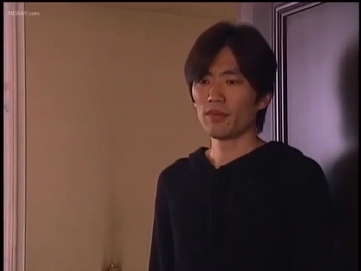 严肃 · 站立 · 注视 · 房间 · 门 · 半身照 · 亚洲男性 · 黑色连帽衫