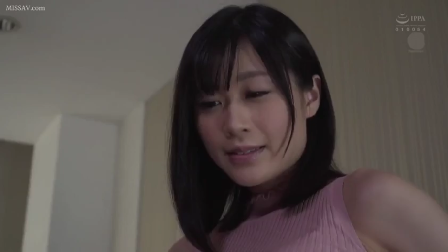 室内 · 面部特写 · 粉色无袖上衣