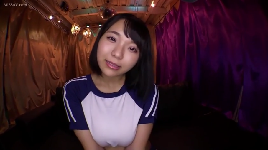 坐姿 · 微笑 · 对视 · 车内 · 上半身特写 · 短发 · 装饰灯 · 体操服