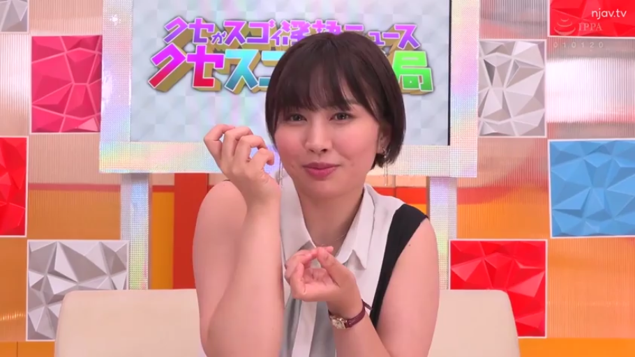 坐姿 · 微笑 · 半身特写 · 演播室 · 无袖衬衫 · 演示手势