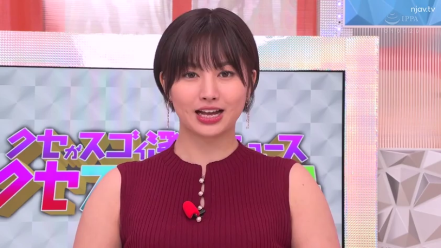 站姿 · 微笑 · 半身特写 · 短发 · 无袖针织衫 · 说话 · 麦克风 · 演播室