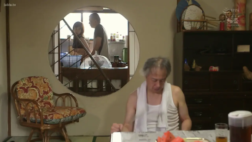 坐姿 · 和室 · 全景 · 背心