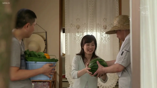 室内 · 站立 · 中景 · 微笑 · 休闲服 · 三人 · 西瓜 · 递送西瓜