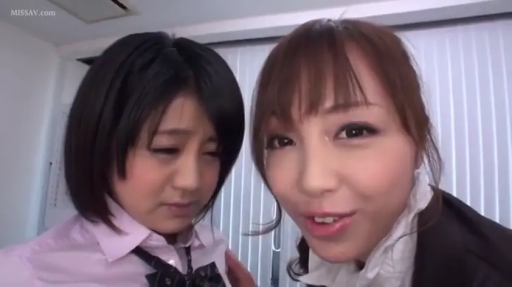 脸部特写 · 办公室 · 微笑 · 职业装 · 双人 · 凝视镜头 · 靠在一起