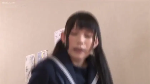 室内 · 顔 · 站立 · 水手服 · ぼかし · 動画のスクリーンショット · 移动