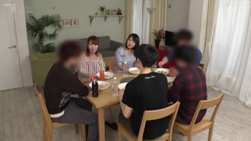 坐姿 · 全景 · 自然 · 客厅 · 多人 · 休闲服 · 餐具 · 聚餐