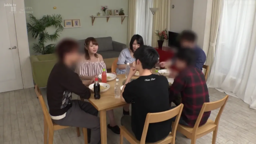 坐姿 · 自然 · 客厅 · 远景 · 便服 · 用餐