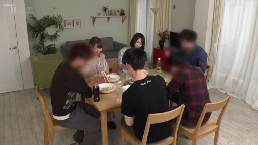 坐姿 · 自然 · 多人 · 室内餐厅 · 居家服 · 饮料 · 聚餐