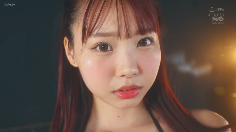 室内 · 站立 · 上半身 · 进门 · 长发女性 · 略显惊讶 · 深蓝V领裙