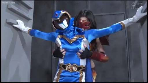 角色扮演 · 中景 · 手套 · 无（头盔遮挡） · 张开双臂 · 蓝色紧身战队服 · 室内基地 · 被从背后揉胸