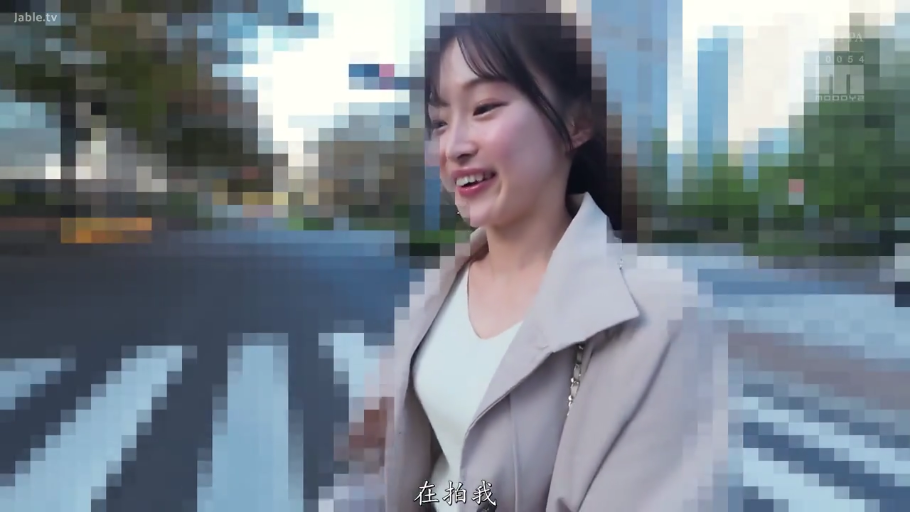 室内 · 站立 · 手机 · 惊讶 · 居家环境 · 看手机 · 上半身 · 白色吊带背心