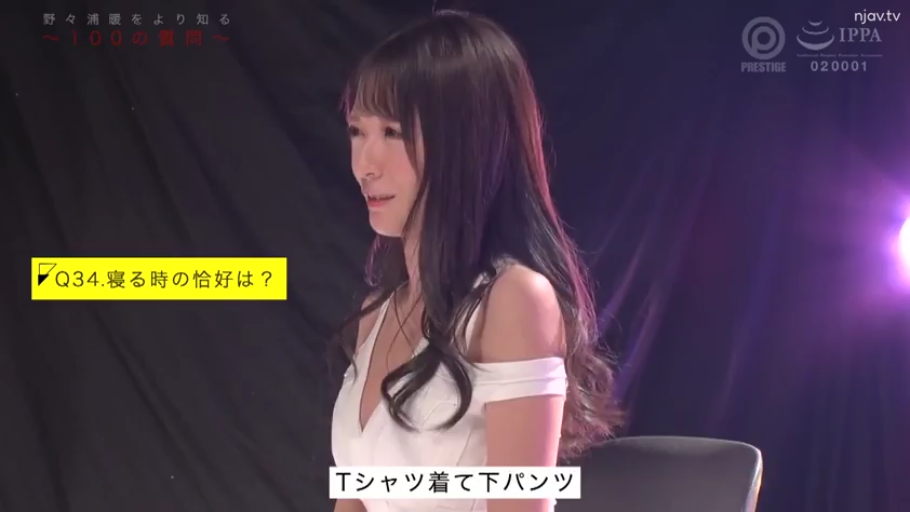 座り姿勢 · 微笑 · 椅子 · 访谈 · 日语字幕 · スタジオ · 半身像 · 白色露肩裙