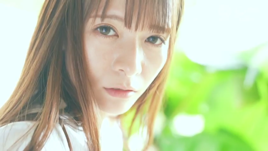 脸部特写 · 白色上衣 · 诱惑 · 对视 · 户外 · 长发 · 正面