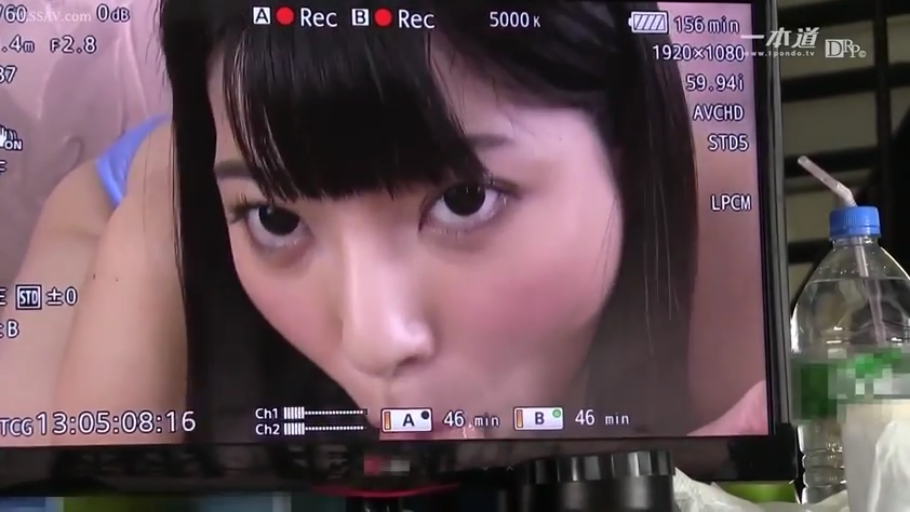 室内 · 俯身 · 专注 · 脸部特写 · 口交 · 蓝色比基尼 · 日本AV · 摄像机监视器