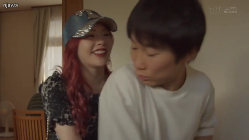 室内 · 面部 · 开怀大笑 · 碎花上衣 · 嬉戏 · 背后拥抱 · 棒球帽 · 红发