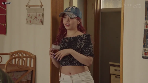 室内 · 站姿 · 半身 · 愉快 · 玻璃杯 · 持杯 · 棒球帽 · 露脐装