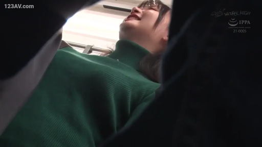 室内 · 性交 · 陶醉 · 仰卧 · 第一人称视角 · 面部特写 · 绿色高领毛衣