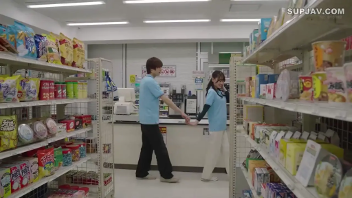 站立 · 全景 · 平靜 · 便利店 · 貨架 · 工作服 · 工作