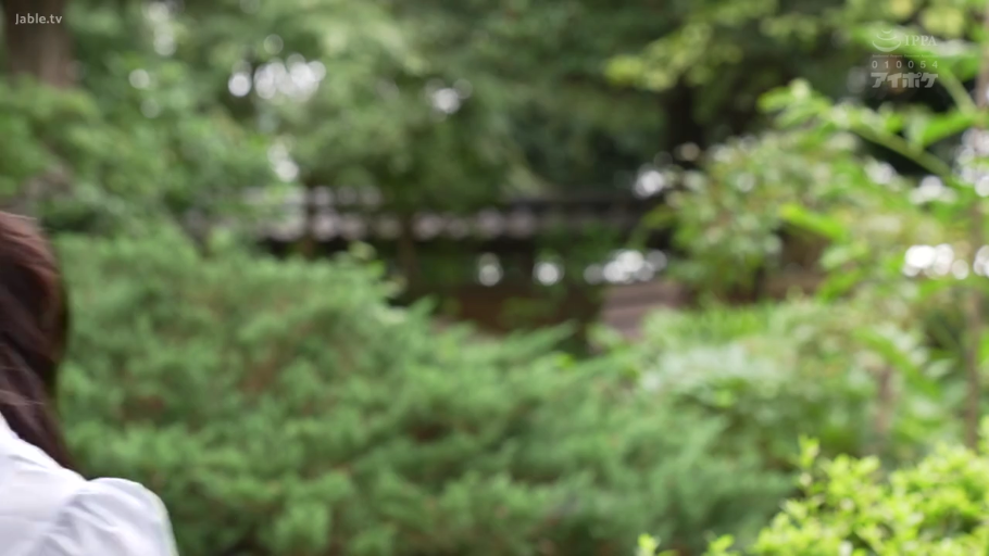 憂鬱 · 顔のクローズアップ · 凝視 · 高清 · 水色のシャツ · 屋外庭園 · 侧头站立
