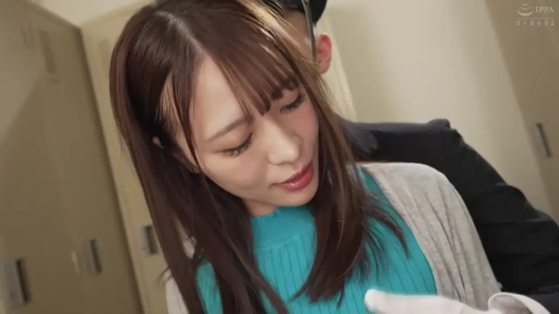 面部特寫 · 注視 · 更衣室 · 温柔 · 白手套 · 低头站立 · 中距离 · 蓝色针织衫与灰色开衫