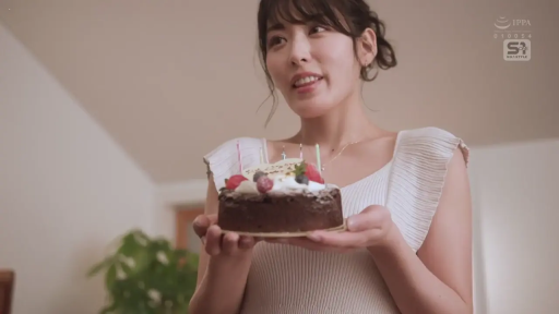 Indoor · Stand · Medium shot · Smile · AV女优 · 白色针织上衣 · 端着蛋糕 · 巧克力蛋糕