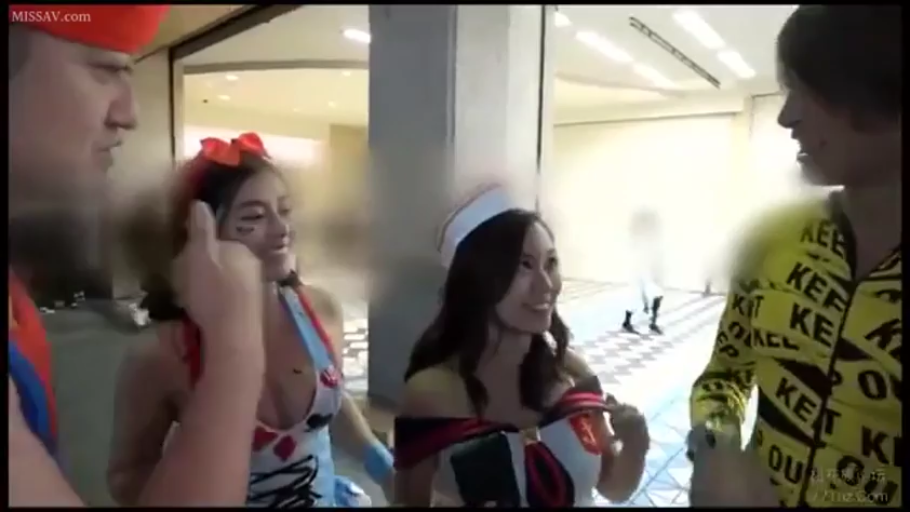 室内 · 交谈 · 站立 · 中景 · 微笑 · 多人 · 头饰 · 角色扮演服