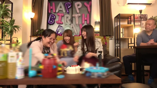 坐姿 · 全景 · 客厅 · 休闲服饰 · 生日蛋糕 · 大笑 · 家庭聚会 · 庆祝生日