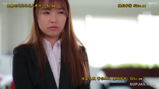 严肃 · 职业西装 · 办公室 · 站立 · 半身特写 · 注视 · 长发