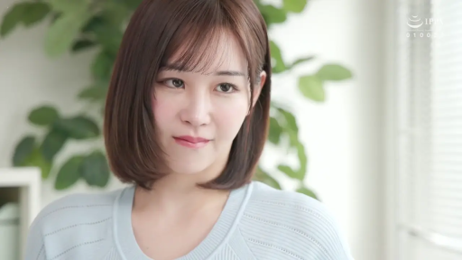 面部特写 · 温柔 · 正面 · 浅蓝色针织衫 · 明亮室内 · 短发女性 · 背景绿植 · 对视凝视