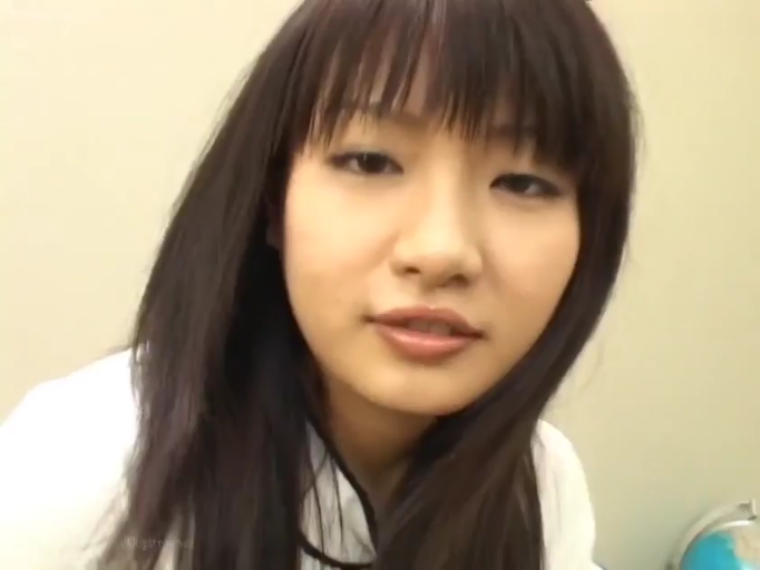 室內 · 坐姿 · 臉部特寫 · 迷離 · 白色襯衫 · 长发 · 凝视镜头 · 地球仪