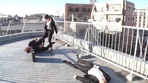 冷酷 · 职业西装 · 远景 · 公文包 · 站立与躺卧 · 建筑天台 · 打斗对峙 · 多人动作场景