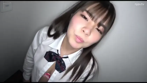 室内 · 白衬衫 · カメラに向かって · 顔のクローズアップ · 长发 · 前傾 · 嘟嘴