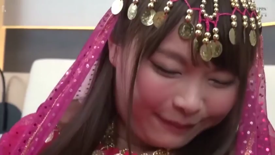 室内 · 低头 · 角色扮演 · 脸部特写 · 微笑 · 凝视 · 头饰 · 民族服饰