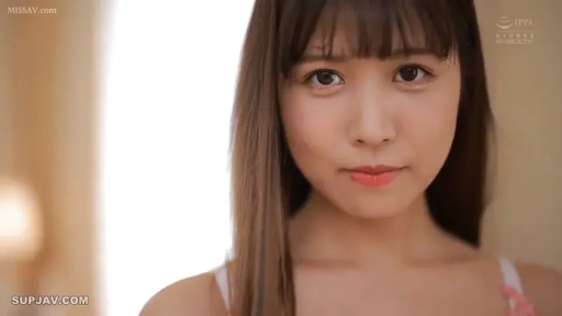 室内 · 面部 · 站立 · 平静 · 凝视 · 吊带 · 少女