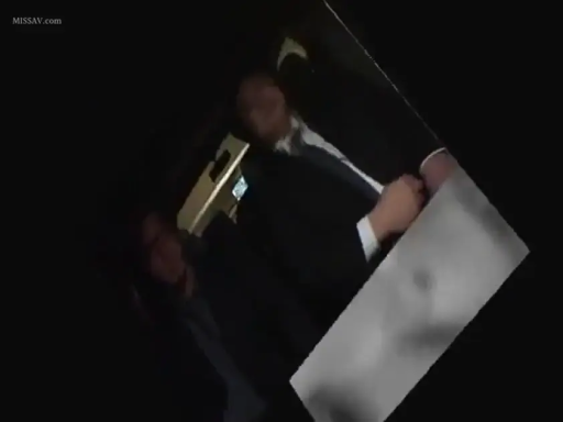 室内 · 坐姿 · 中景 · 交流 · 西装 · 模糊 · 低画质