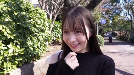 会話 · 站立 · 顔のクローズアップ · 户外街道 · 街头采访 · 黑色针织衫 · 略显羞涩