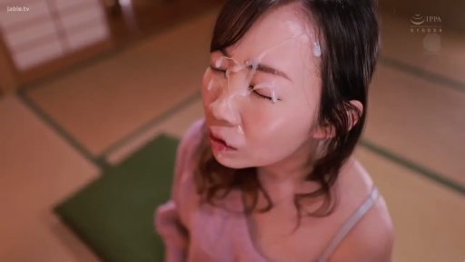 脸部特写 · 仰视 · 榻榻米房间 · 吊带衫