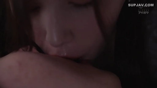 薄暗な環境 · 目を閉じて · 舔舐 · 唇部 · 局部特写 · 前傾 · ダークカラーの服飾