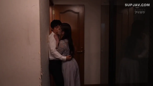 专注 · 站立 · 中景 · 长裙 · 搂抱 · 室内走廊 · 木门