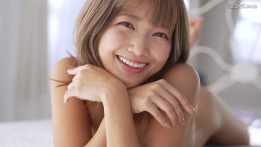 脸部特写 · 全裸 · 卧室 · 微笑 · 趴卧 · 注视镜头 · 床单 · 浅色发