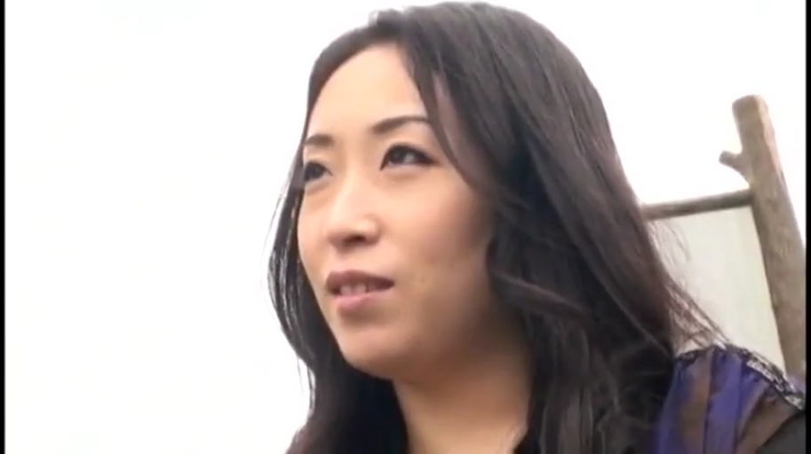 脸部特写 · 户外 · 紫色花纹上衣 · 侧脸仰视