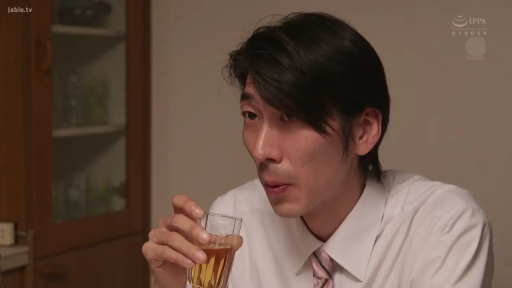 室内 · 坐姿 · 面部 · 忧郁 · 字幕 · 酒杯 · 衬衫领带 · 喝酒