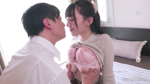 胸部 · 揉乳 · 卧室 · 陶醉 · 枕头 · 成人内容 · 粉色胸罩 · 面对面